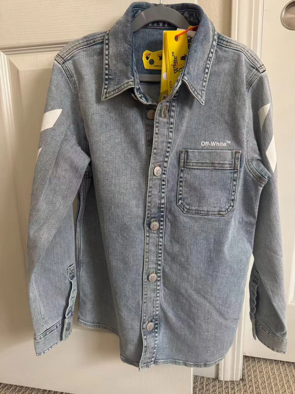 Off-White Kids Rubber Arrow Denim Shirt Jacket Light Blue Size 10 – New With Tag
Opens in a new wind