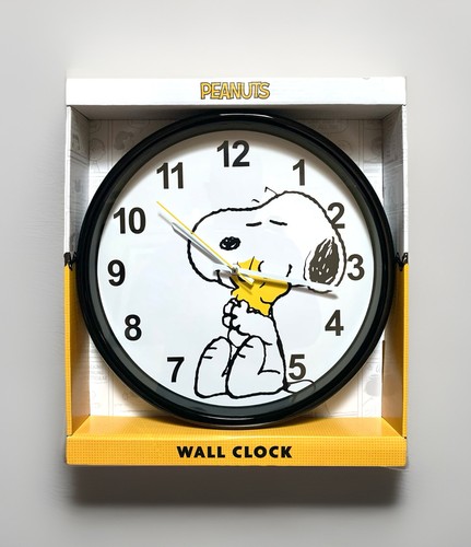 NEU Peanuts SNOOPY & WOODSTOCK UMARMUNG 14 Zoll Analog Wanduhr mit schwarzem Rand Ring