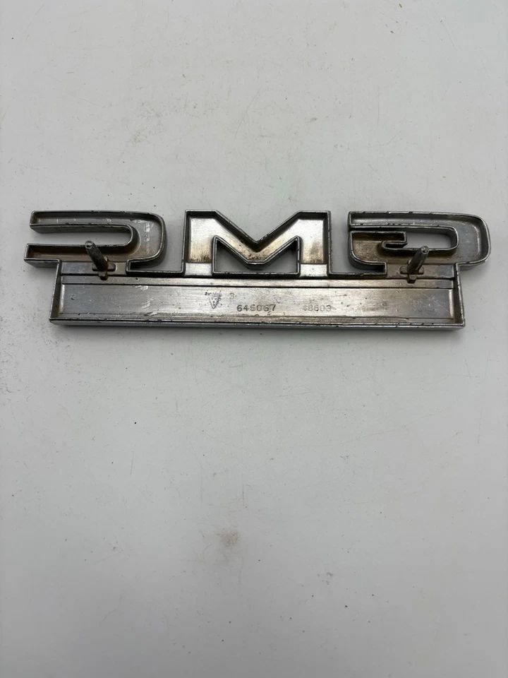 GMC Sprint 1971-1976 guardabarros emblema puerta trasera 646067 48603 vintage con pasadores Foto 3 de 4