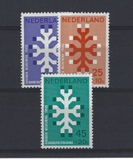 PAYS-BAS - NEDERLAND n° 896/898 neuf sans charnière
