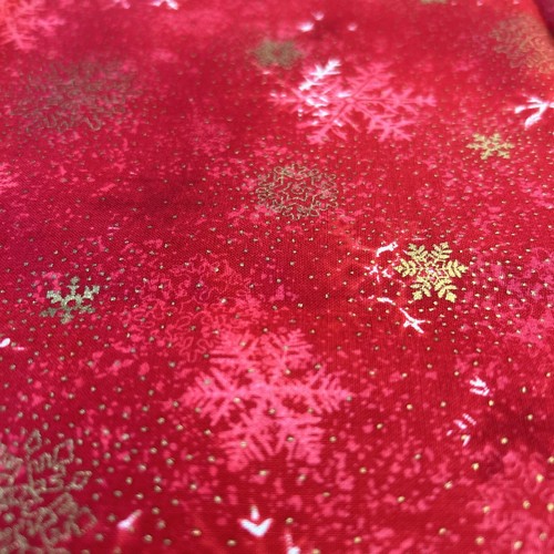 HOFFMAN FABRICS METALLIC GOLD SNOWFLAKES ON RED 27" X 44" Cotton Quilt - Picture 2 of 6