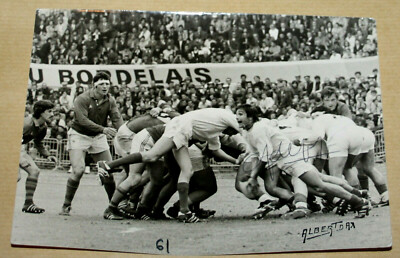 Carte postale humoristique RUGBY signée BOBY vers 1920 : La sortie avec les blessés