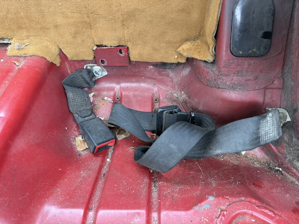 84 Mercedes-Benz 450SL 380 - Juego de cinturones de seguridad traseros diestro 1078602686,1078603069 Foto 2 de 4