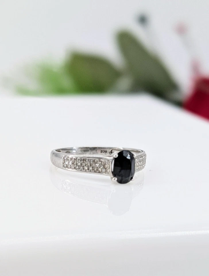 Bague en or blanc centrée d'un saphir bleu foncé dans une pavage de petits diam - Imagen 3 de 4