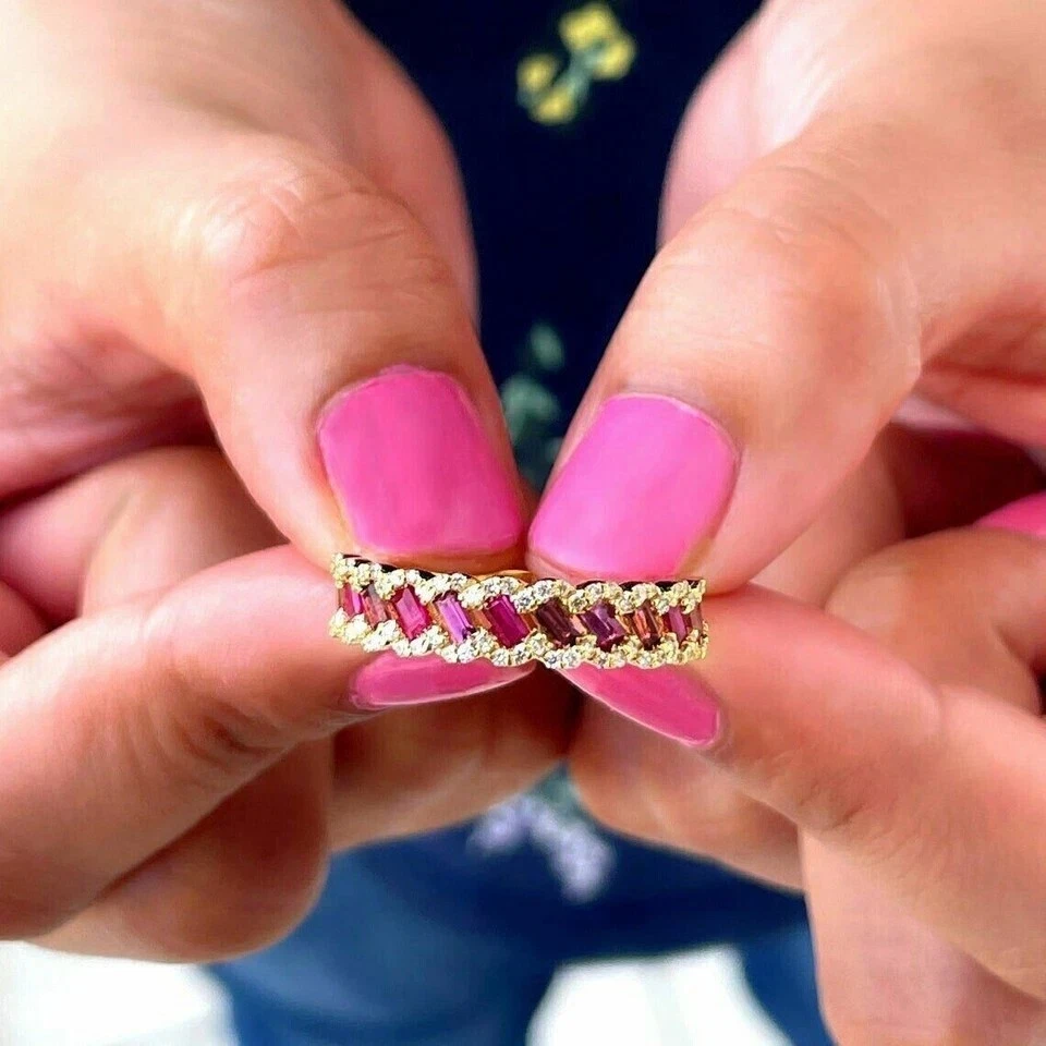 Alianza de boda de rubí rosa simulado corte baguette de 2 quilates enchapado en oro amarillo de 14 k Foto 3 de 4