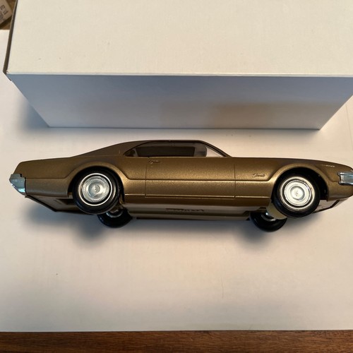 1968 Oldsmobile Toronado Plastic Friction Promo Model By Johan 1/25 Gold W/ Box - Picture 6 of 19