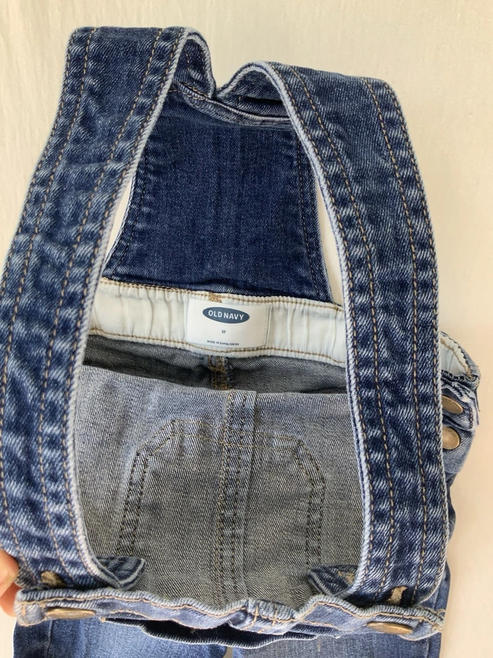 Macacão jeans unissex infantil Old Navy 5T azul/botões - Imagem 4 de 4