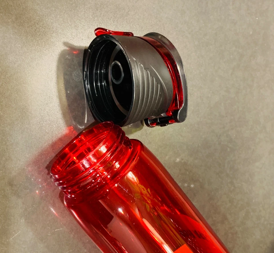 Botella de agua roja Tundra, 24 oz Foto 4 de 4