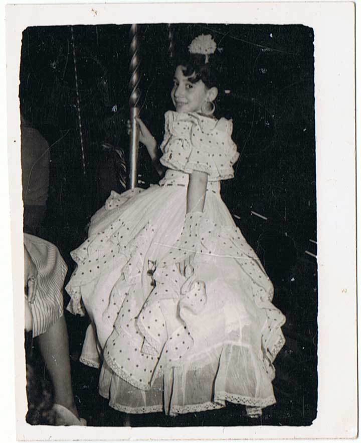 Antigua fotografía de niña con traje de gitana