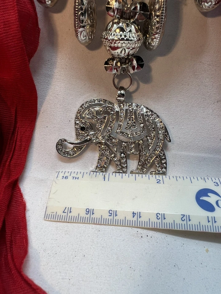 Par de chal de collar de tela bufanda para mujer negro/rojo con elefantes plateados Foto 4 de 4