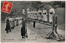 CPA Militaria - 52. A la Caserne - Le Passage de la Poutre