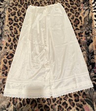 VTG SEARS THE DOESNT SLIP Smooth NON-CLING Back Slit LACE Trim Half Slip Ivory S