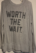 Isabel Maternity Gray Maternity Sweatshirt L Graphic Print Crew Neck Raglan