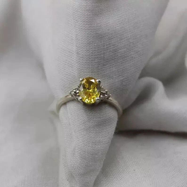 Alianza ovalada de diamantes con zafiro amarillo natural de 2,28 quilates acabado en oro blanco de 14 quilates 7 Foto 2 de 4