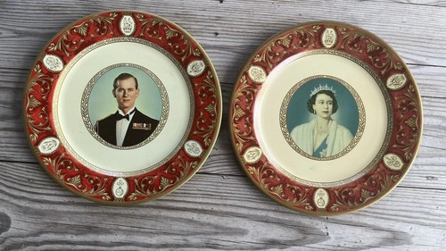 QUEEN ELIZABETH II AND PRINCE PHILIP PORTLAND WARE 10” METAL PLATES 1950'S #1 - Afbeelding 1 van 2