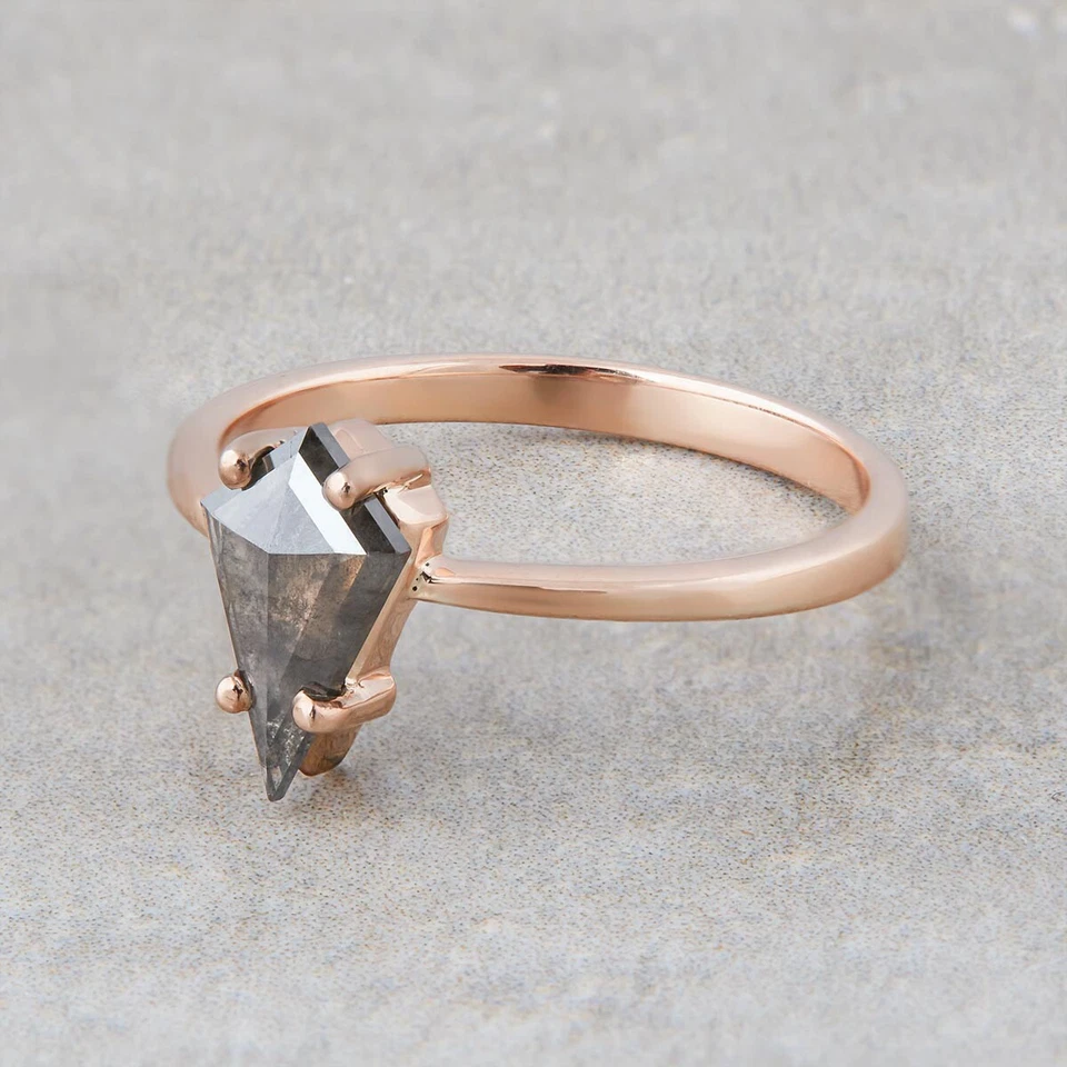 Anillo de compromiso solitario natural de 0,65 quilates con forma de cometa de diamantes con sal y pimienta Foto 2 de 4