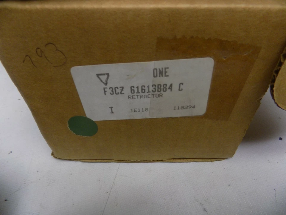 Nuevo retractor exterior cinturón de seguridad trasero derecho Ford Escort 1993 1994 fabricante de equipos originales nuevo de stock Foto 3 de 3