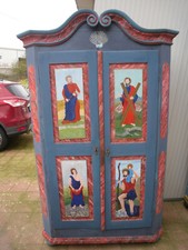 Armadio Tirolese dipinto con motivi sacrali