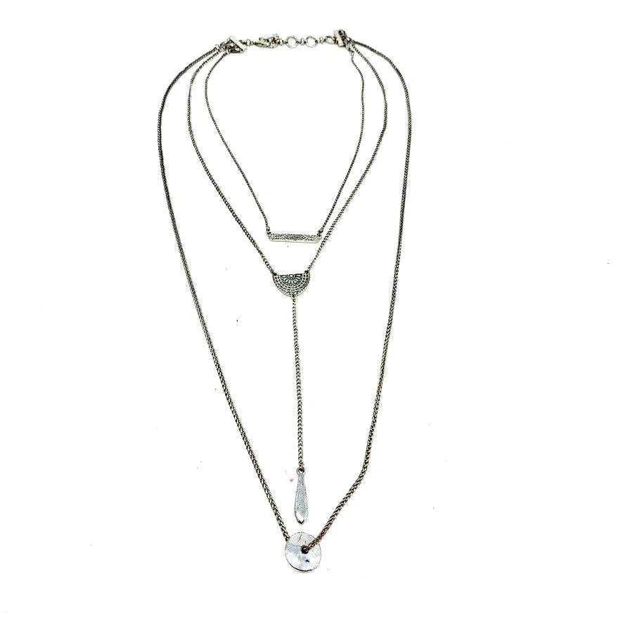 Collar para mujer LUCKY BRAND tono plata cadena en capas de 3 hilos con "dijes" Foto 2 de 4