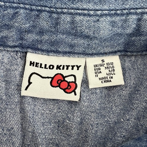 Camisa Denim Hello Kitty Talla Pequeña Reino Unido 10/12 Sanrio 1976-2018 Sanrio Decorada - Imagen 4 de 6