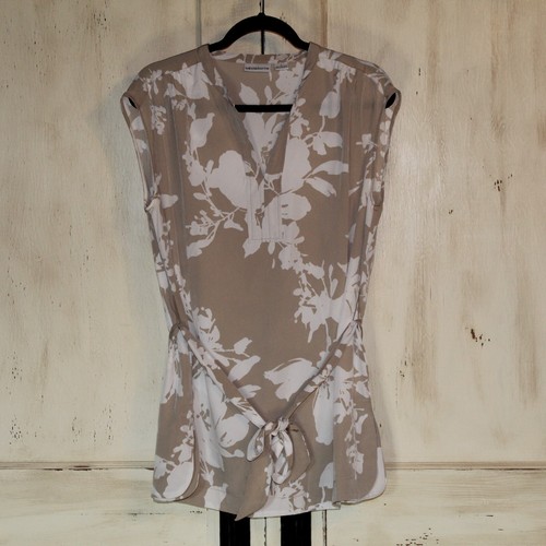 Liz Claiborne beige with white flowers sleeveless v-neck tie waist blouse size L
