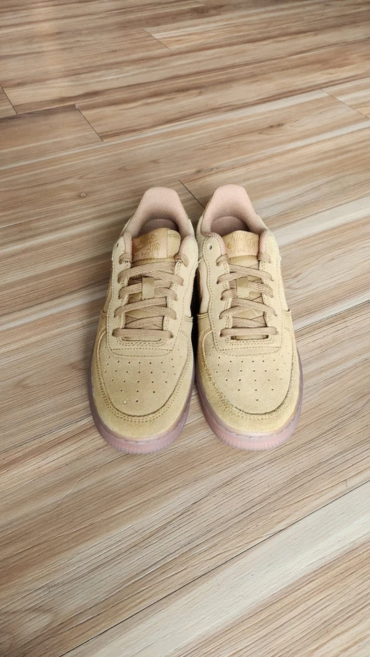 ZAPATILLAS NIKE Air Force 1 AF1 '07 Gamuza Dorado Tostado Naranja Suela de Goma GS Niños 4.5Y Foto 2 de 4