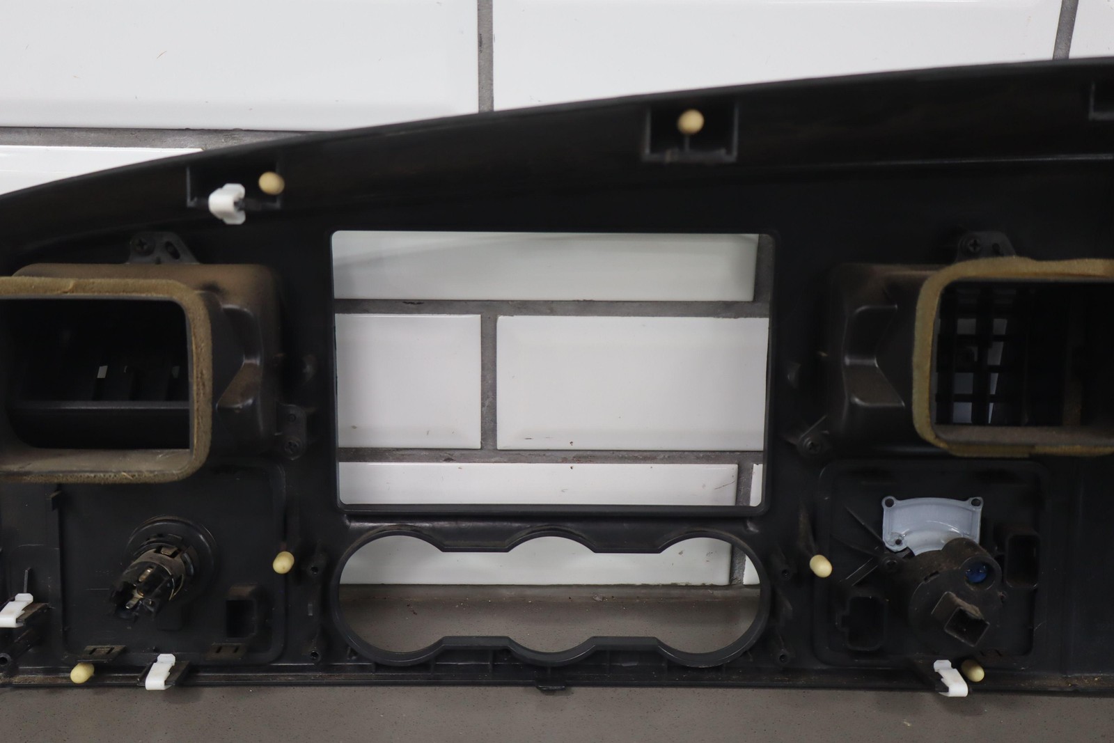 05-07 Ford F250 F350 Superduty Radio Speedometer Cluster Bezel Medium Flint 3E