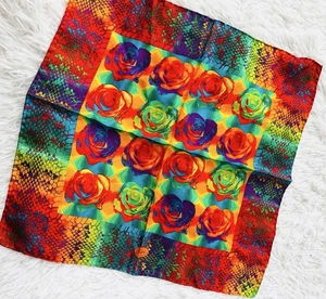 Gucci foulard rose magique python rose arc en ciel occasion avec étiquette unisexe
