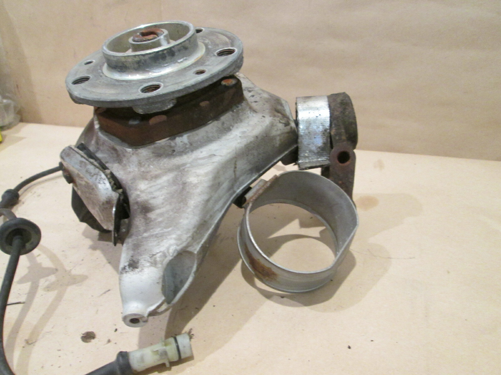 Ferrari 355 LH Front Stub Axle /  Steering Knuckle / Wheel Bearing 175488