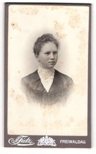 Fotografie Fietz, Freiwaldau, Rudolfsgasse, Junge Frau in hochschließendem Klei 