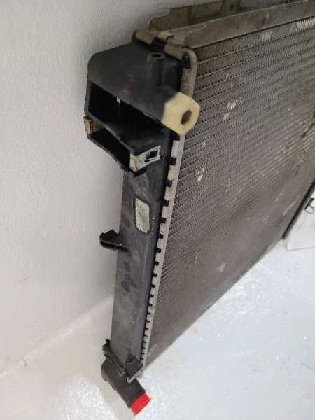 2002-2005 FORD EXPLORER 4.6L Radiator Excluding Sport Trac 3L2Z8005AA Foto 3 de 4