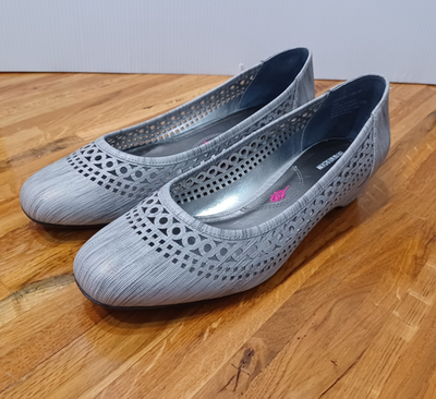 #ad Ros Hommerson SZ 9.5 W Tina Gray Silver Metallic Low Heel Shoes Laser Cut Detail $25.95