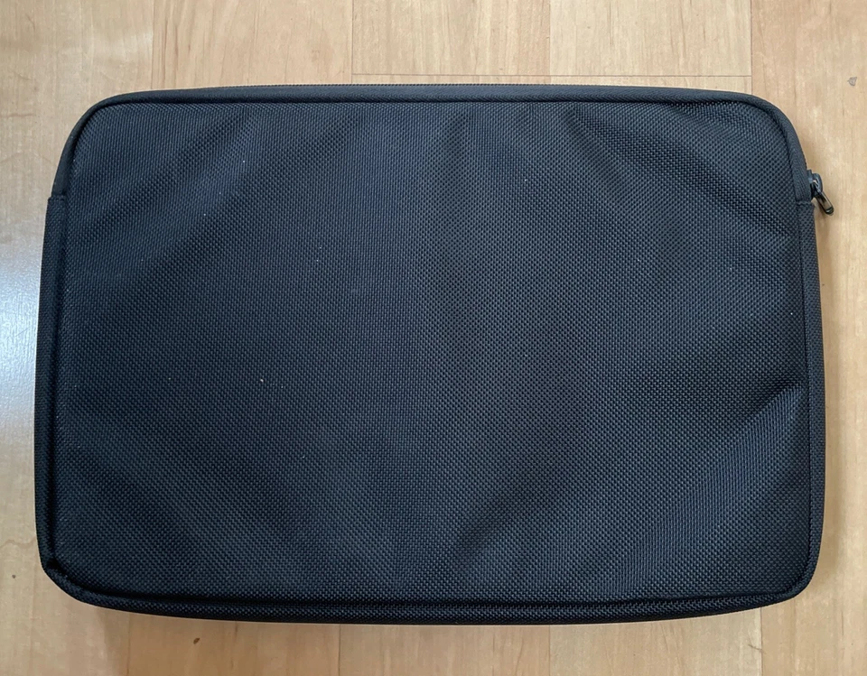 Cubierta delgada para tableta TUMI pequeña cremallera bolsillo negra nailon balístico acolchada superficie profesional Foto 2 de 4