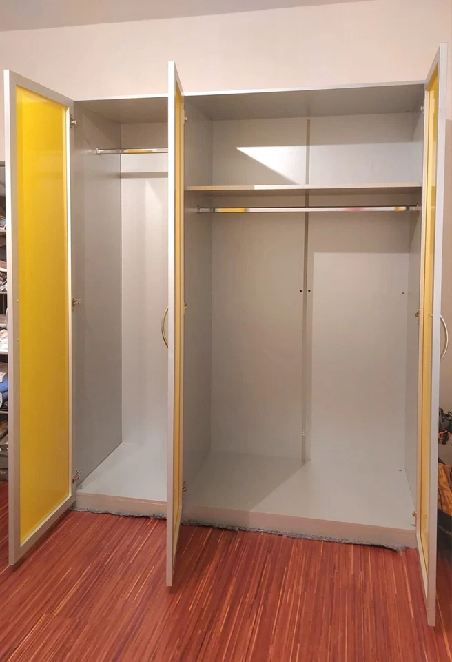 Moderner Kleiderschrank,  gelbe Glastüren, Metall/hellgraufarbiger Korpus - Bild 2 von 3