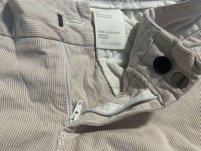 Women’s Dockers Mid Rise Curvy Khaki Capris Size 6
