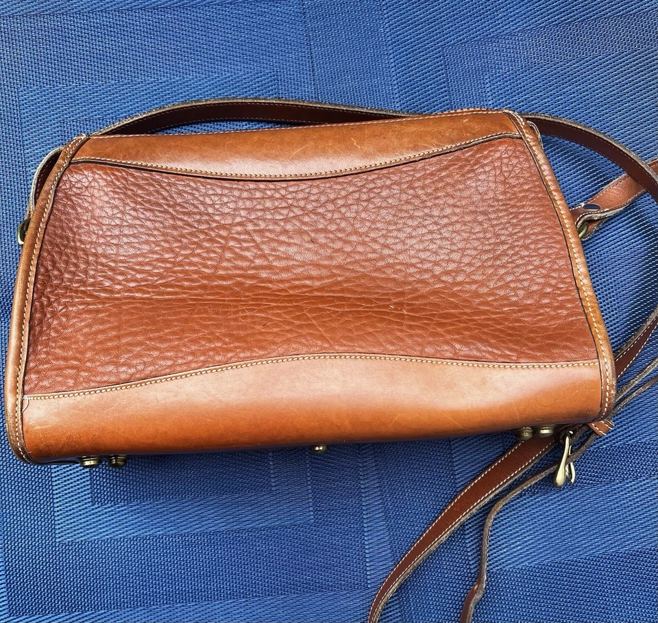 Bolsa de mão Dooney e Bourke couro marrom para todas as condições climáticas - Imagem 3 de 4