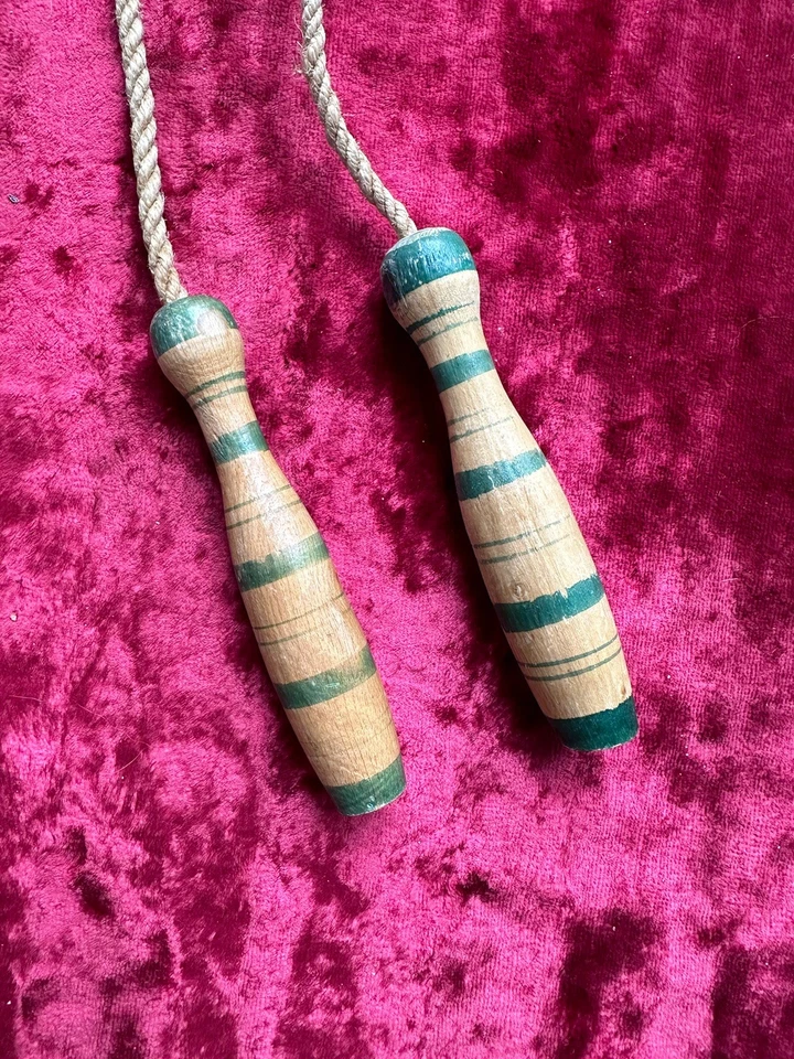 Corde A Sauter Ancienne Bois Peint - Photo 2/4