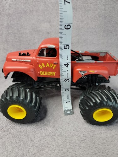 GRAVE DIGGER raro Monster Jam Truck 1/24 rosso pressofuso retrò ribelli - HOTWHEELS - Foto 11 di 12