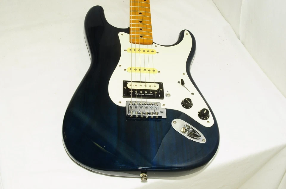 Bonne guitare électrique Fender Japan Stratocaster N Serial bleu foncé réf.5501 - Photo 2/4