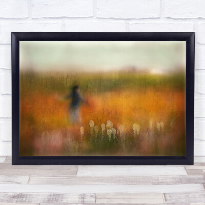 Ein Mädchen Bär Gras Blumen Textur Malerisch Sommer Wandkunstdruck