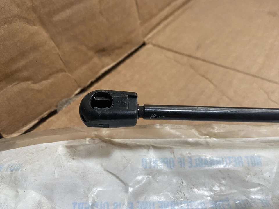 Puntal capó GM 25654009, lado izquierdo o derecho -- 1997 - 99 Cadillac DeVille Seville Foto 3 de 4