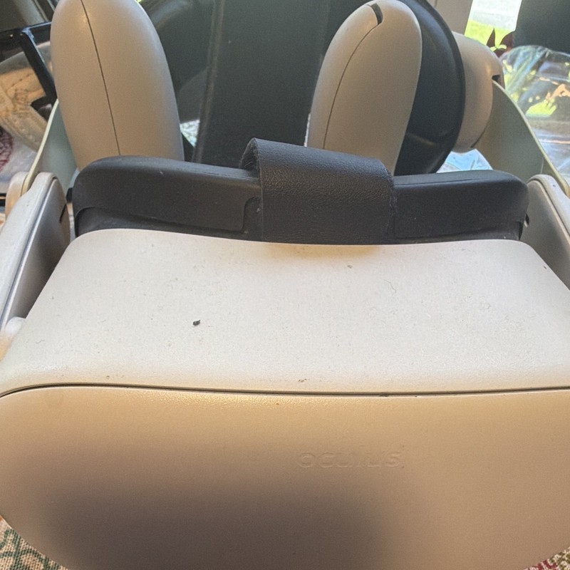 Oculus Quest 2 Standalone VR Headset 128GB 120Hz White w/ Controllers