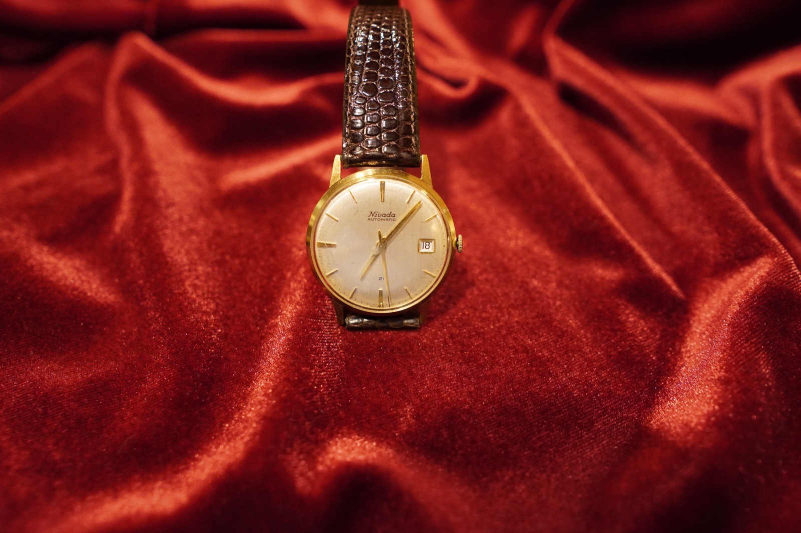 Nivada Solid 18k Gold Case Watch - image 3