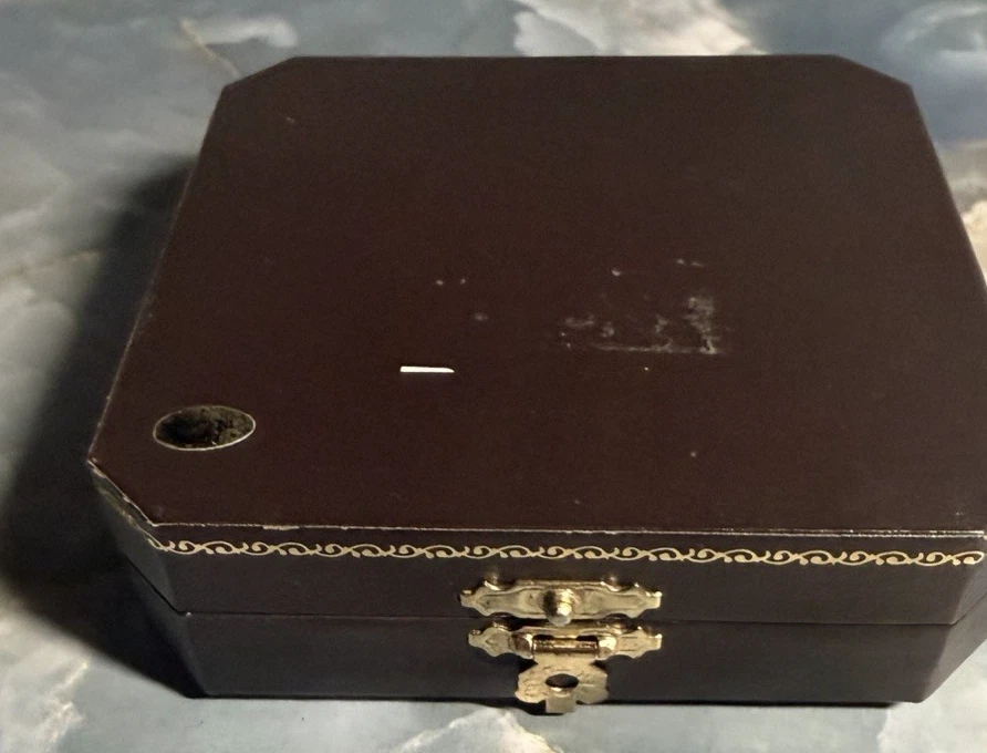 Brincos de argola de coração com strass assinatura prata Juicy Couture - Caixa JC - Imagem 4 de 4