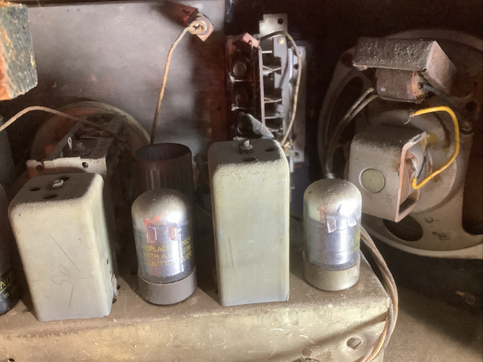 1942 ZENITH RADIO WOOD Model 7S633R Black Dial SW BC Multi Bands Automatic Solid