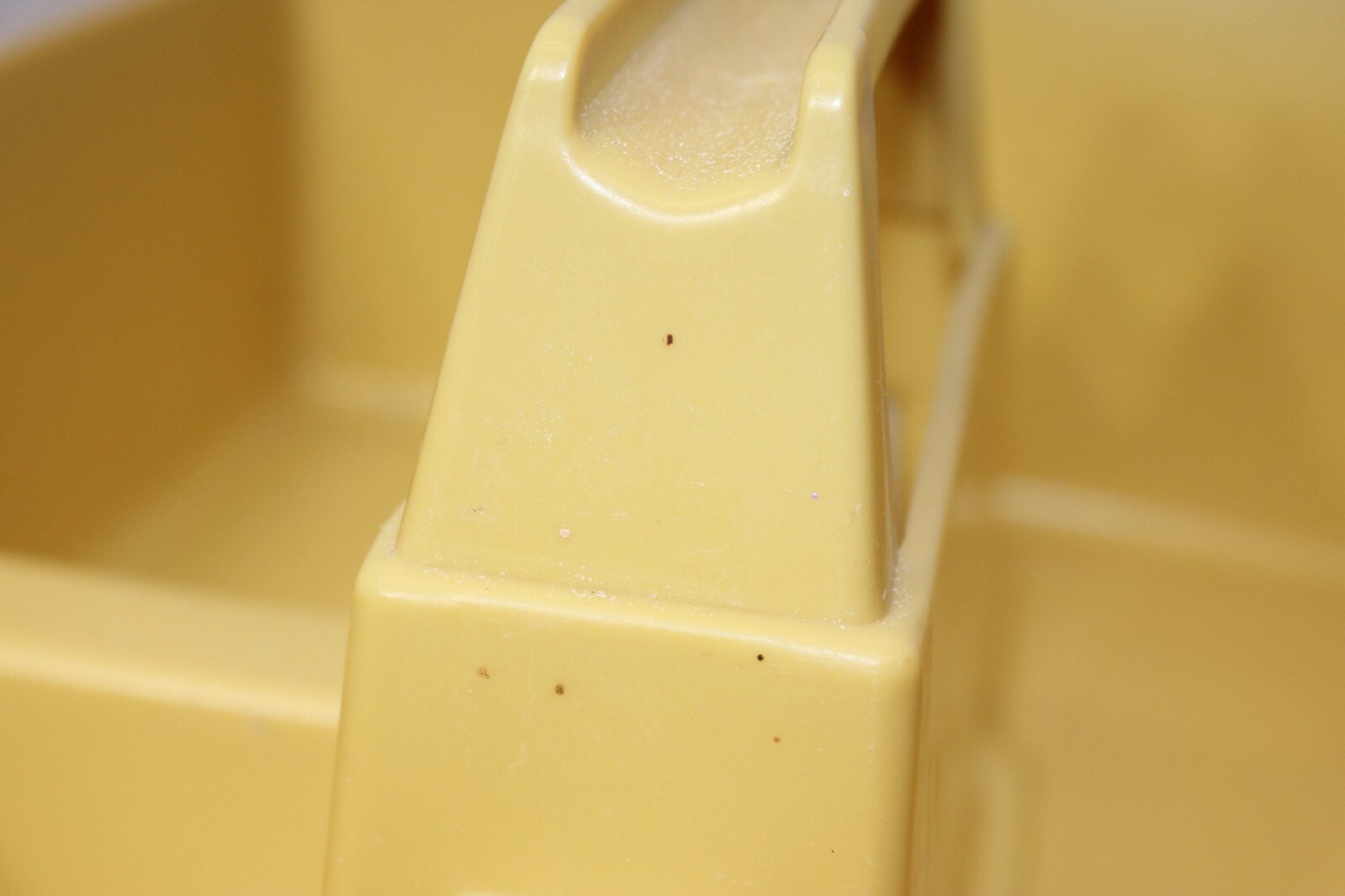 Yellow Rubbermaid 3153 Divided Storage Roughneck Carry Cleaning Craft Part Caddy