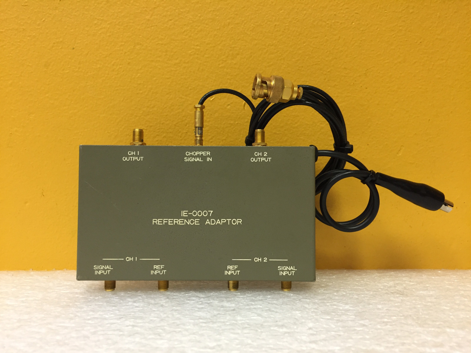Iwatsu IE-0007 2 CH, SMA (F) Inputs / Outputs Reference Adapter + Cable + Case