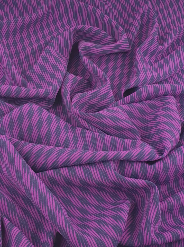 Tela de crepé John Kaldor Hermione fucsia y azul marino - por metro Foto 4 de 4