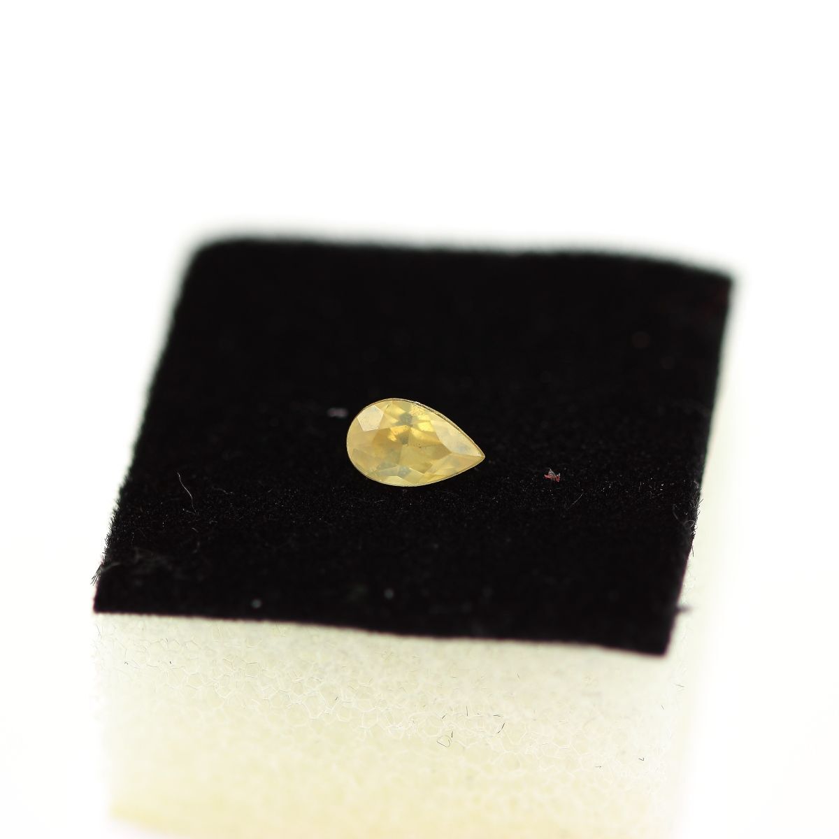 Scheelite pierre de collection 0.52 ct VS cristal naturel de Chine