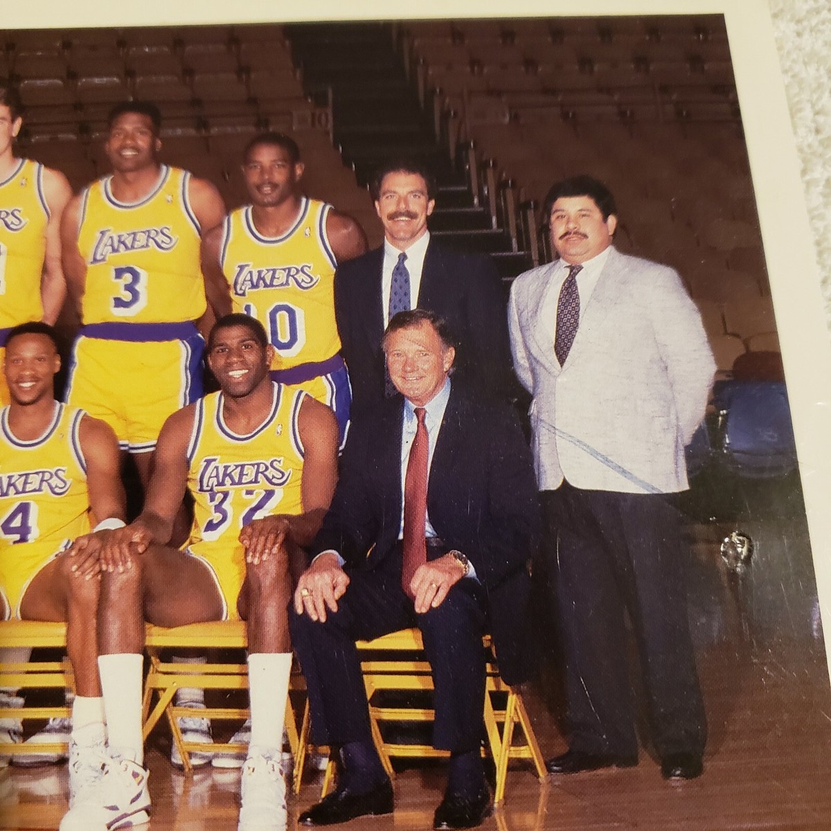 1989-90 LOS ANGELES LAKERS BASKETBALL Official 8.5 x 11 Team